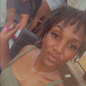 Meet your Posher, Ebony